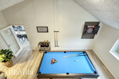 Lyxstuga 770 för 14 personer har ett stort aktivitetsrum med bl.a. biljard och dart