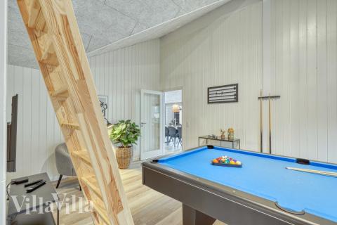 Lyxstuga 769 för 14 personer har ett stort aktivitetsrum med bl.a. biljard och dart