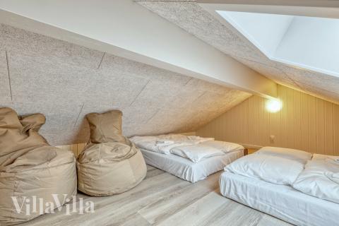 Några av de 14 sovplatserna finns på loftet i lyxstuga nr 769