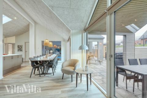 Det stora ljusa vardagsrummet i lyxstuga nr 769 för 14.