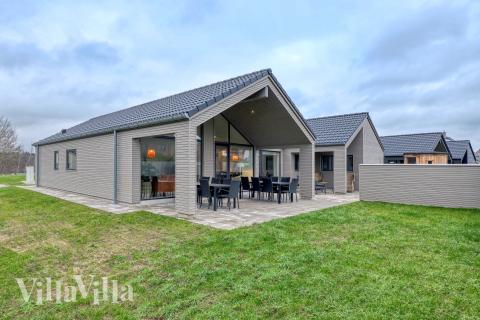 Den praktfulla poolstugan nr 769 med plats för 14 personer ligger i Tyskland