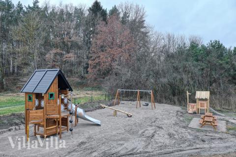 Till den trevliga sommarstugan nr 769 i Tyskland erbjuds en mängd utomhusaktiviteter, t.ex. lektorn och gungor