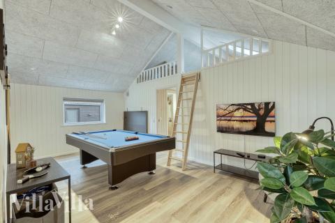 Förutom de många timmar som du kan tillbringa i stugans poolavdelning erbjuder lyxstuga 768 även biljard, bordtennis och dart