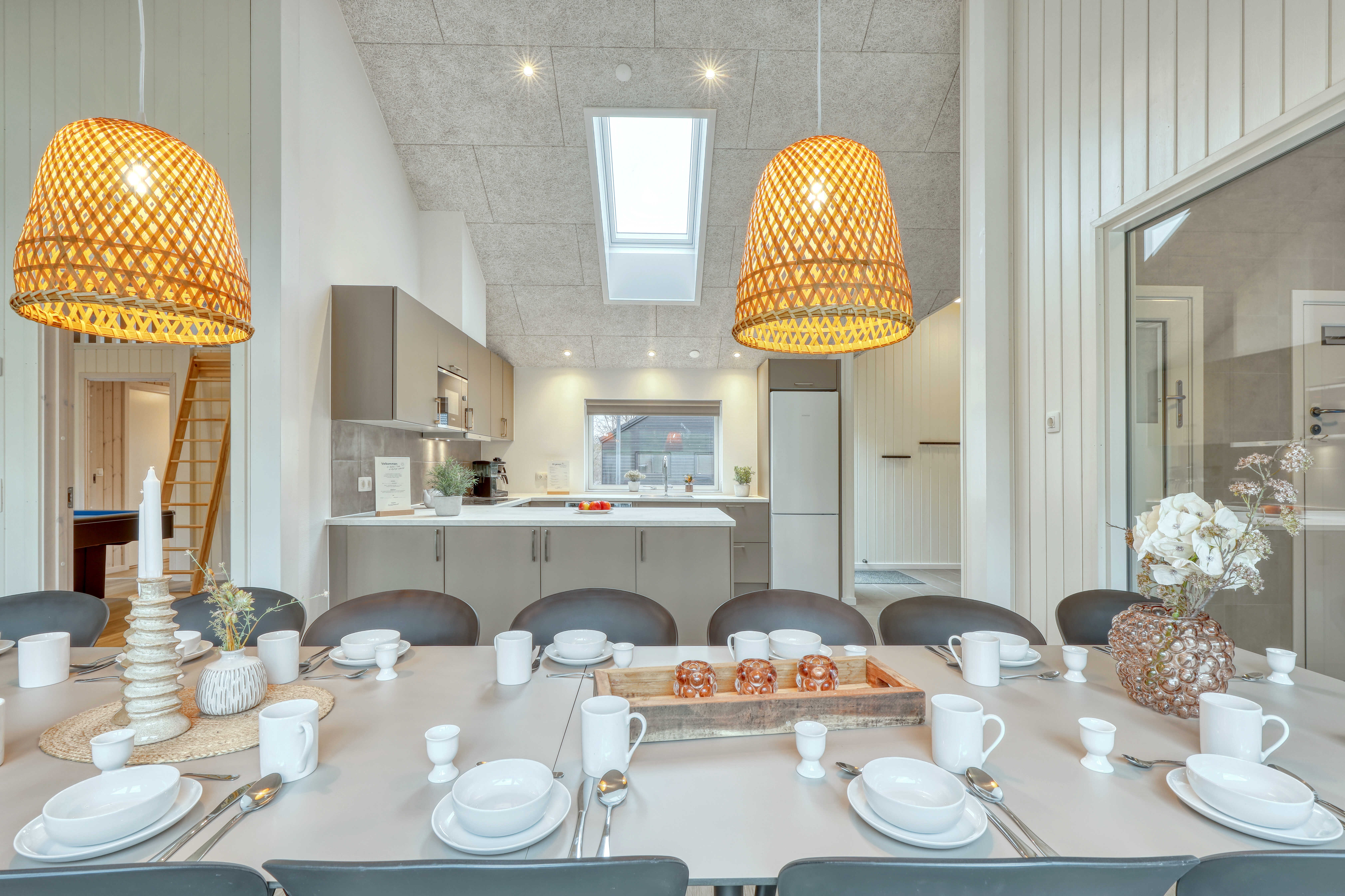 Det stora ljusa vardagsrummet i lyxstuga nr 768 för 14.