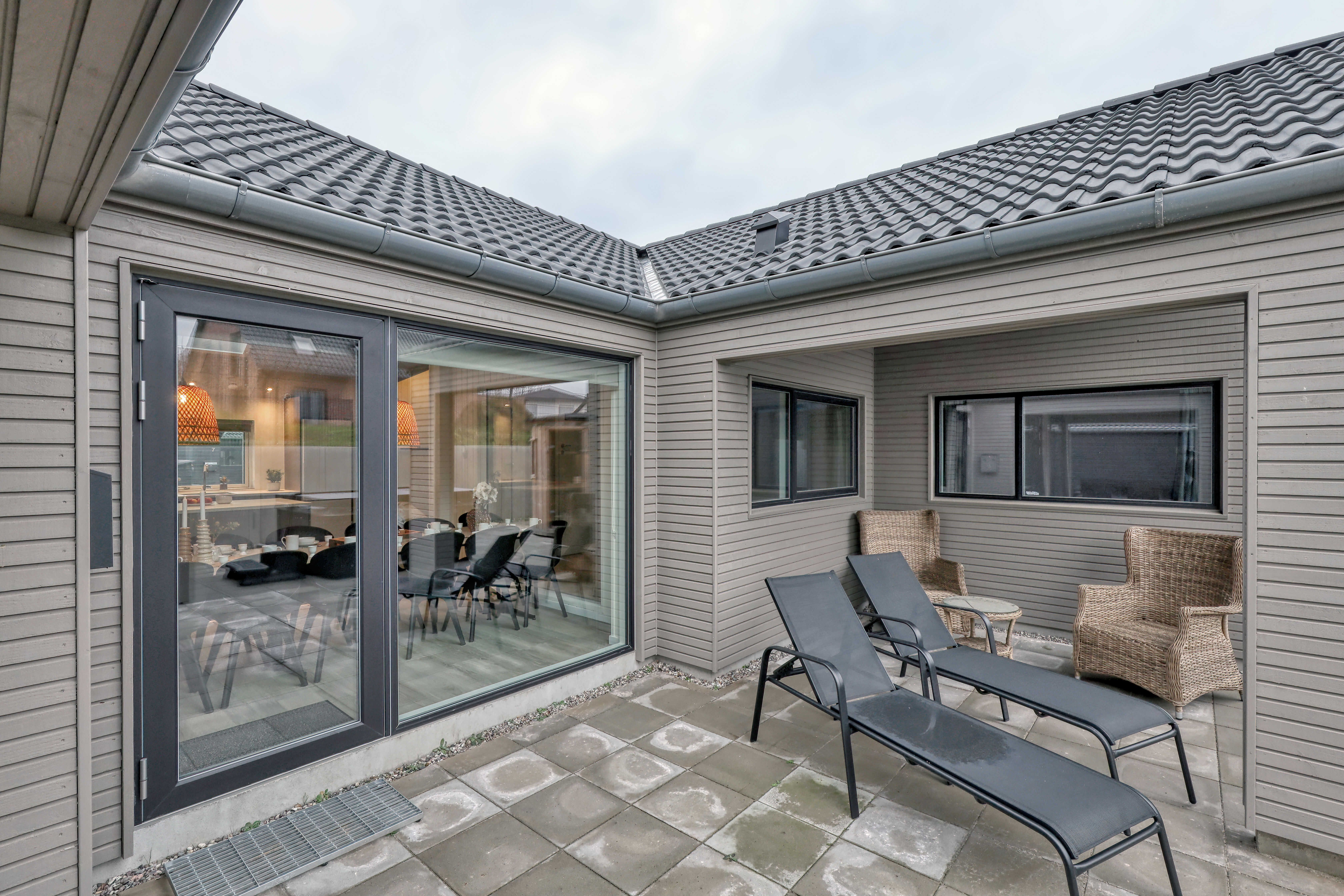 På terrassen i sommarhus nr 768 finns det plats för upp till 14 gäster.