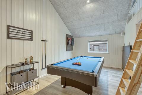 Förutom de många timmar som du kan tillbringa i stugans poolavdelning erbjuder lyxstuga 767 även biljard, bordtennis och dart