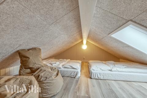 Några av de 14 sovplatserna finns på loftet i lyxstuga nr 767