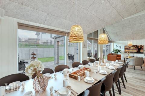 Det stora ljusa vardagsrummet i lyxstuga nr 766 för 14.