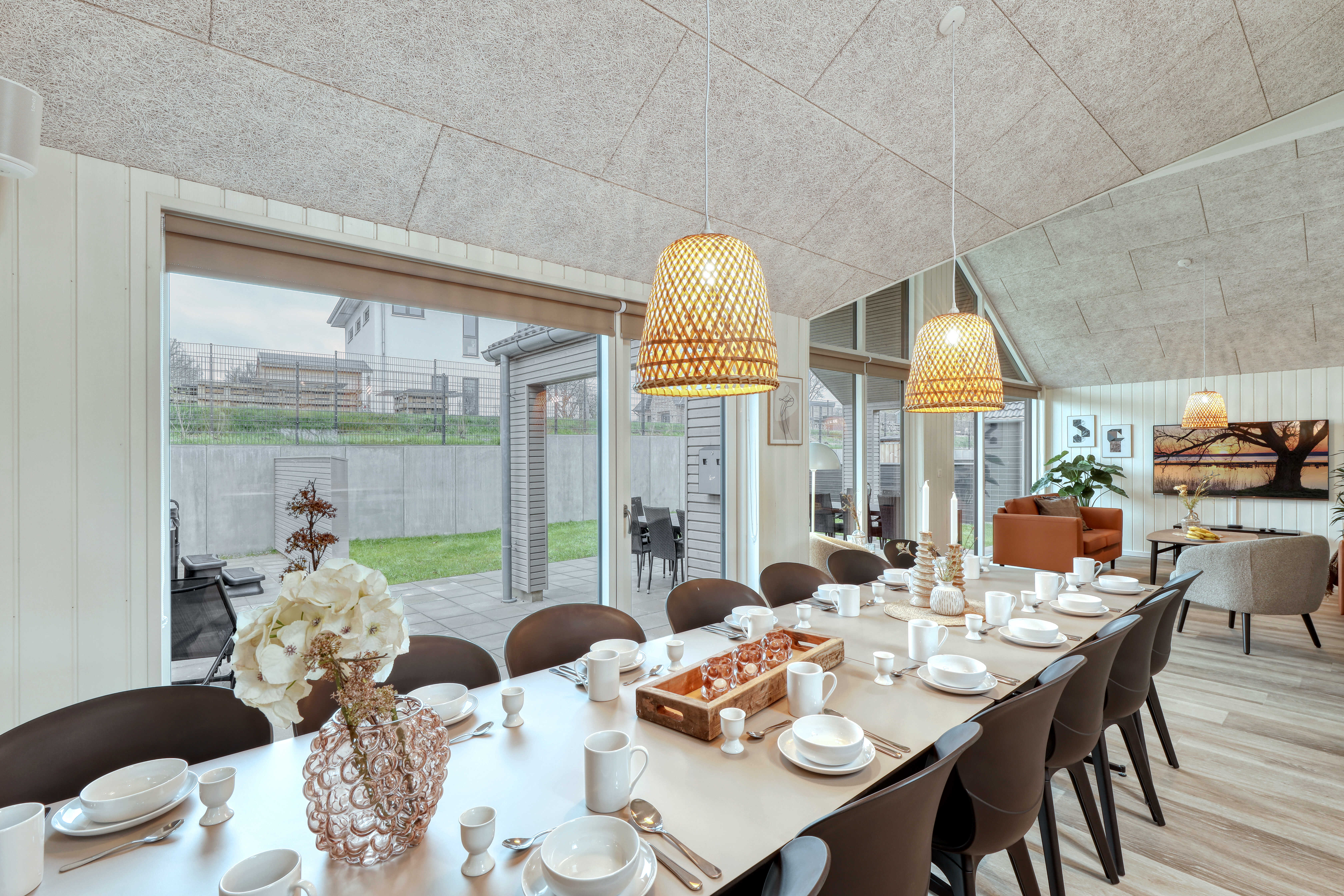 Det stora ljusa vardagsrummet i lyxstuga nr 766 för 14.