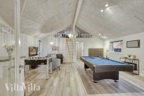 Förutom de många timmar som du kan tillbringa i stugans poolavdelning erbjuder lyxstuga 760 även biljard, bordtennis och dart