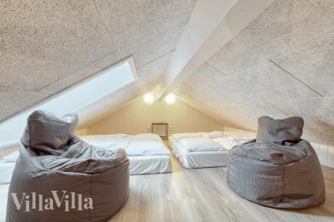 Några av de 16 sovplatserna finns på loftet i lyxstuga nr 760