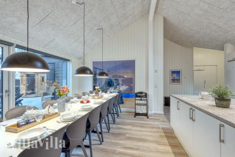 Vardagsrummet i lyxstuga nr. 760 har plats för 16 personer.