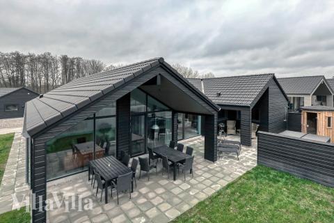 På terrassen i sommarhus nr 760 finns det plats för upp till 16 gäster.