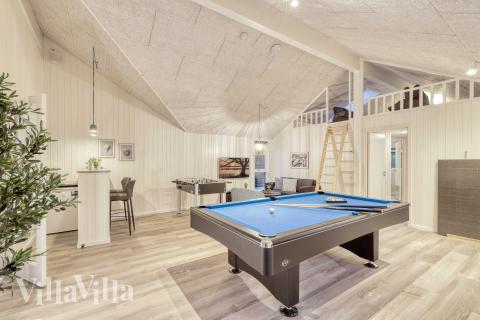 Förutom de många timmar som du kan tillbringa i stugans poolavdelning erbjuder lyxstuga 761 även biljard, bordtennis och dart