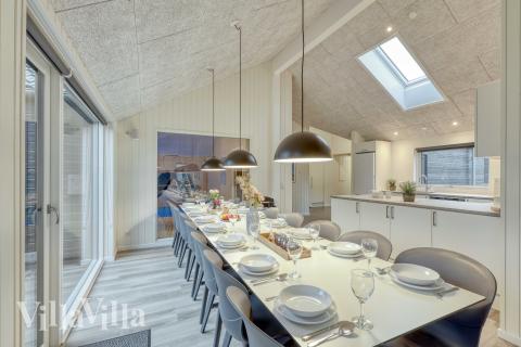 Det stora ljusa vardagsrummet i lyxstuga nr 761 för 16.