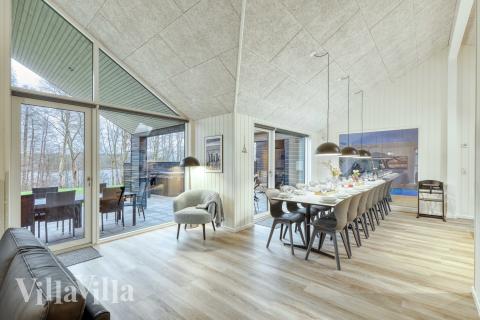 Vardagsrummet i lyxstuga nr. 761 har plats för 16 personer.