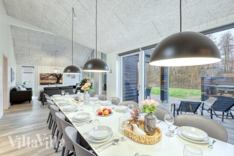 Det stora ljusa vardagsrummet i lyxstuga nr 762 för 16.