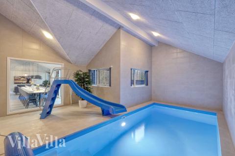 Den härliga poolen i lyxstuga nr 762 för 16 personer