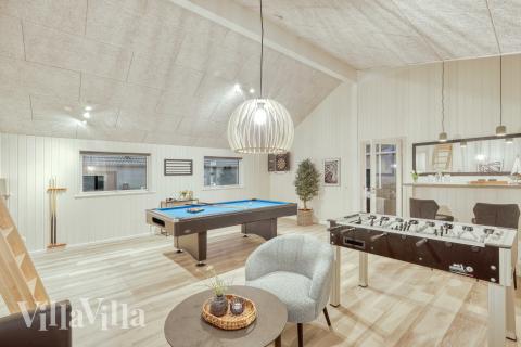 Lyxstuga 762 för 16 personer har ett stort aktivitetsrum med bl.a. biljard och dart