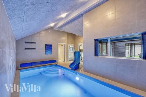 Den härliga poolen i lyxstuga nr 763 för 16 personer