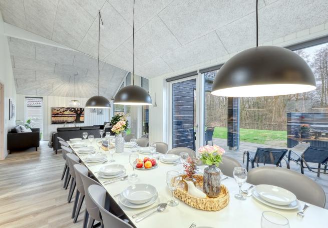 Det stora ljusa vardagsrummet i lyxstuga nr 764 för 16.