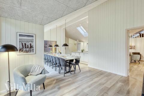 Vardagsrummet i lyxstuga nr. 764 har plats för 16 personer.