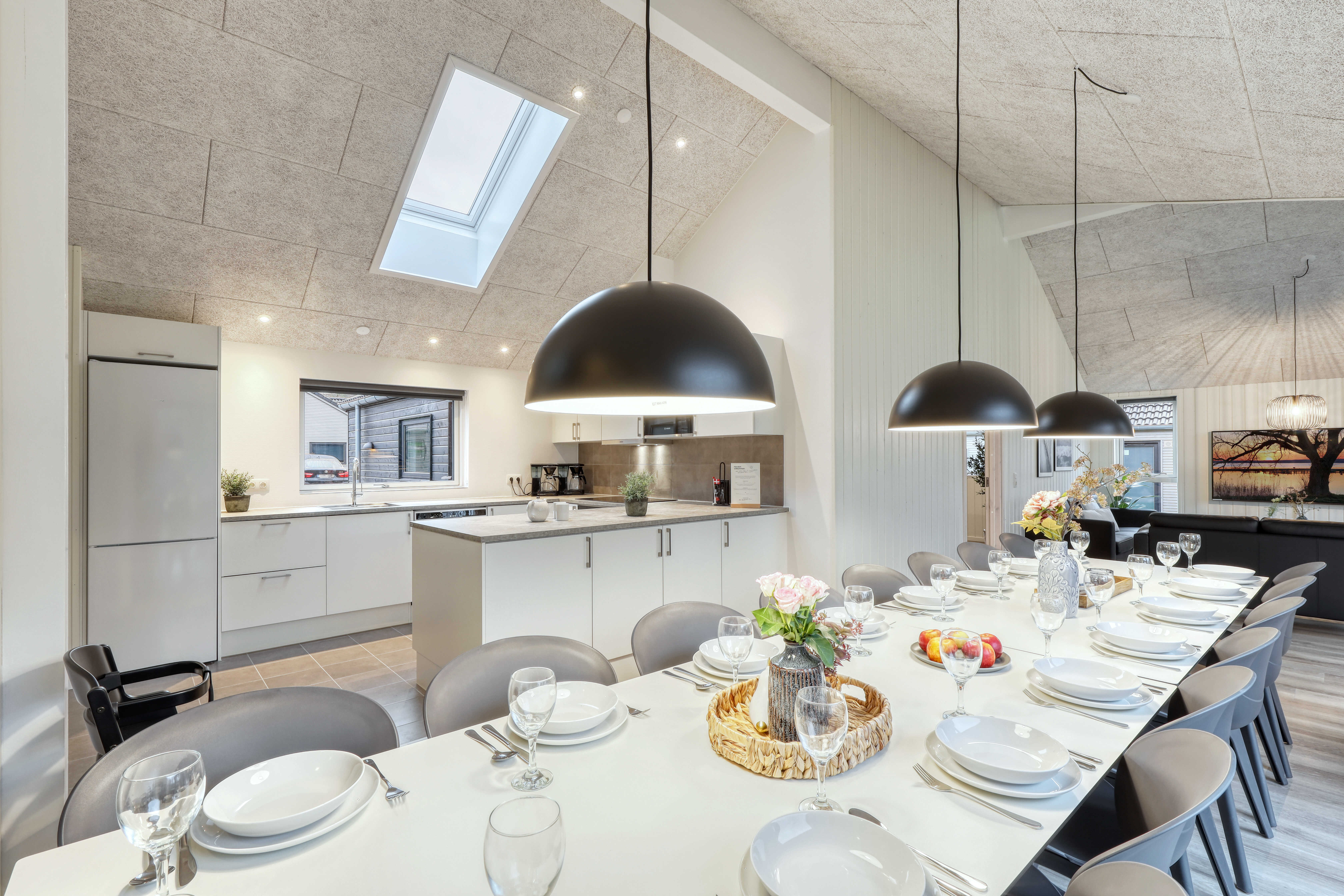 Det stora ljusa vardagsrummet i lyxstuga nr 765 för 16.