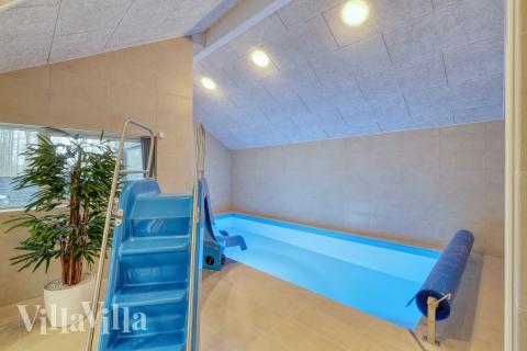 Den härliga poolen i lyxstuga nr 765 för 16 personer