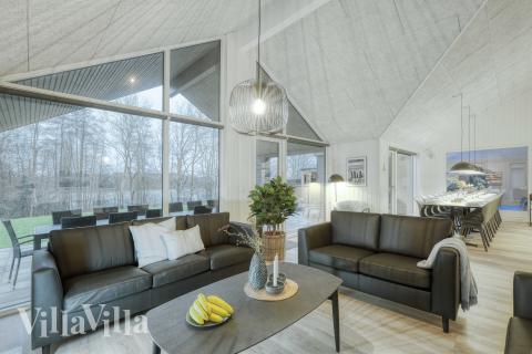 I soffhörnan i lyxstuga 765 i Tyskland kan ni spela brädspel eller titta på film tillsammans.