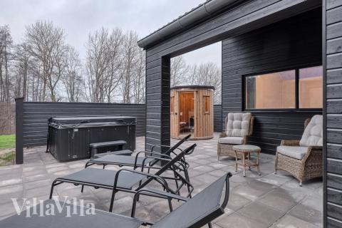 Lyxstuga nr 765 har en härlig terrass med sköna trädgårdsmöbler för 16 personer.