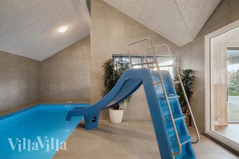 Den härliga poolen i lyxstuga nr 597 för 18 personer