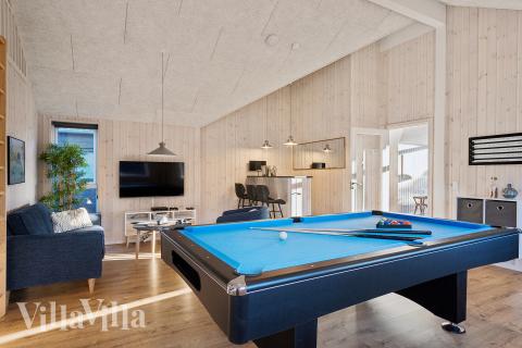 Aktivitetsrum i lyxstuga nr 597 med 7 sovrum och plats för 18 personer.