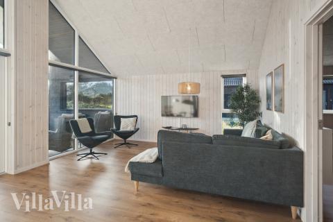 I soffhörnan i lyxstuga 597 i Sydjylland kan ni spela brädspel eller titta på film tillsammans.