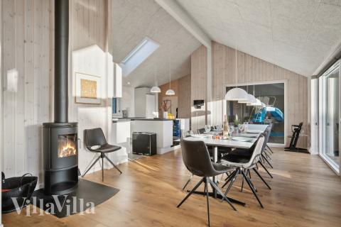 Det stora ljusa vardagsrummet i lyxstuga nr 597 för 18.