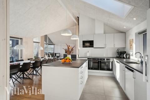 Välinrett kök i lyxstuga nr 597 i Sydjylland.