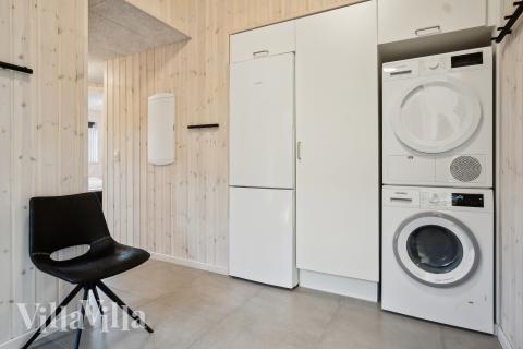 Den rymliga entrén i lyxstuga nr 597 i Sydjylland