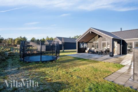 Den praktfulla poolstugan nr 597 med plats för 18 personer ligger i Sydjylland