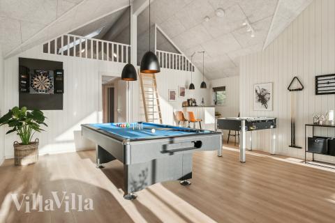 Förutom de många timmar som du kan tillbringa i stugans poolavdelning erbjuder lyxstuga 653 även biljard, bordtennis och dart