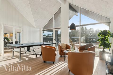 Aktivitetsrum i lyxstuga nr 653 med 9 sovrum och plats för 22 personer.