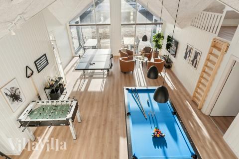 Lyxstuga 653 för 22 personer har ett stort aktivitetsrum med bl.a. biljard och dart