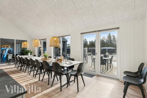 Det stora ljusa vardagsrummet i lyxstuga nr 653 för 22.