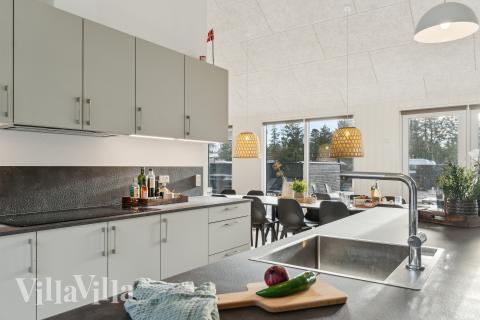 Köket i lyxstuga nr 653 är generöst inrett.