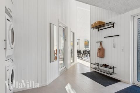 Den rymliga entrén i lyxstuga nr 653 i Vestjylland