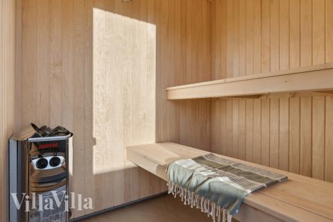 Njut av bastuvärmen i lyxstuga nr 653 för 22 personer