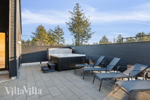 Njut av spabadets värme i lyxstuga nr 653 i Vestjylland