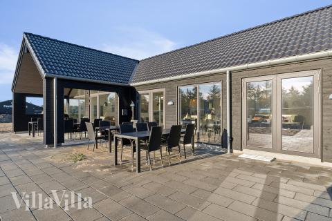 Lyxstuga nr 653 har en härlig terrass med sköna trädgårdsmöbler för 22 personer.