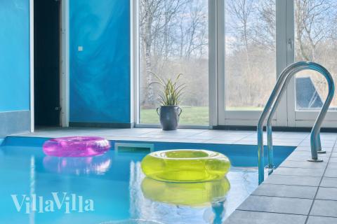 Den härliga poolen i lyxstuga nr 681 för 17 personer