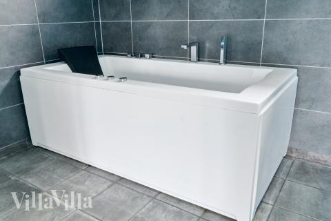 Njut av spabadets värme i lyxstuga nr 681 i Nordsjälland