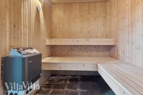 Njut av bastuvärmen i lyxstuga nr 681 för 17 personer