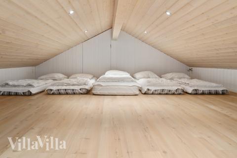 Några av de 17 sovplatserna finns på loftet i lyxstuga nr 681